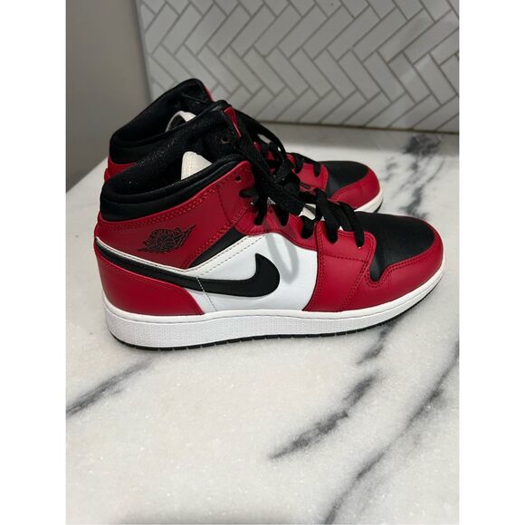 Nike Air Jordan 1 Mid GS Chicago Black Toe 554725-069 Youth 6Y Red White Black - Picture 1 of 11